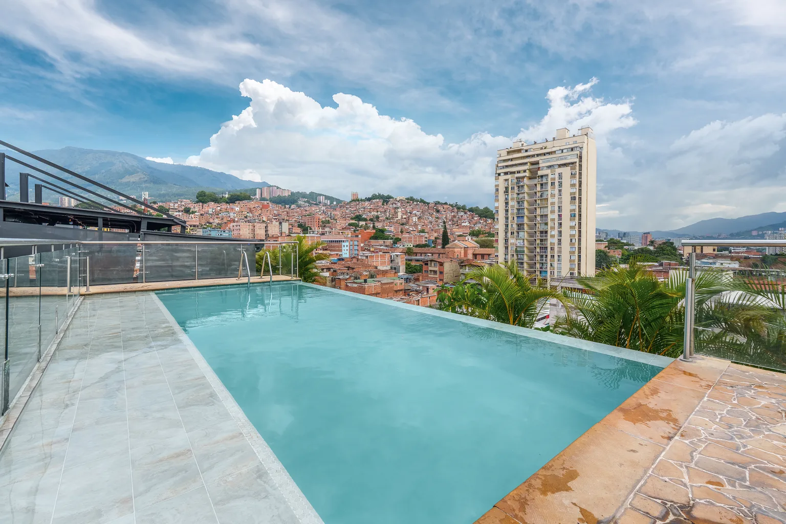 Piscina en la azotea de Appartments Hotel con vista al centro de Medellín