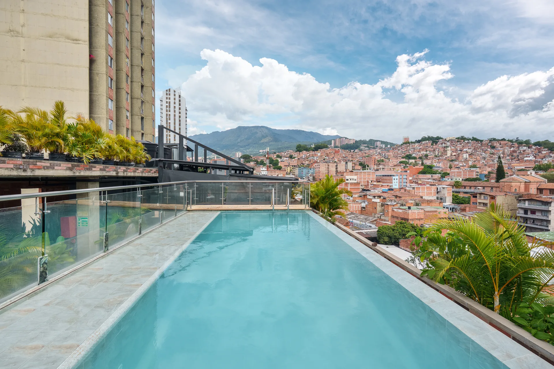 La piscina de la azotea vista a lo largo, con las montañas de Medellín al fondo